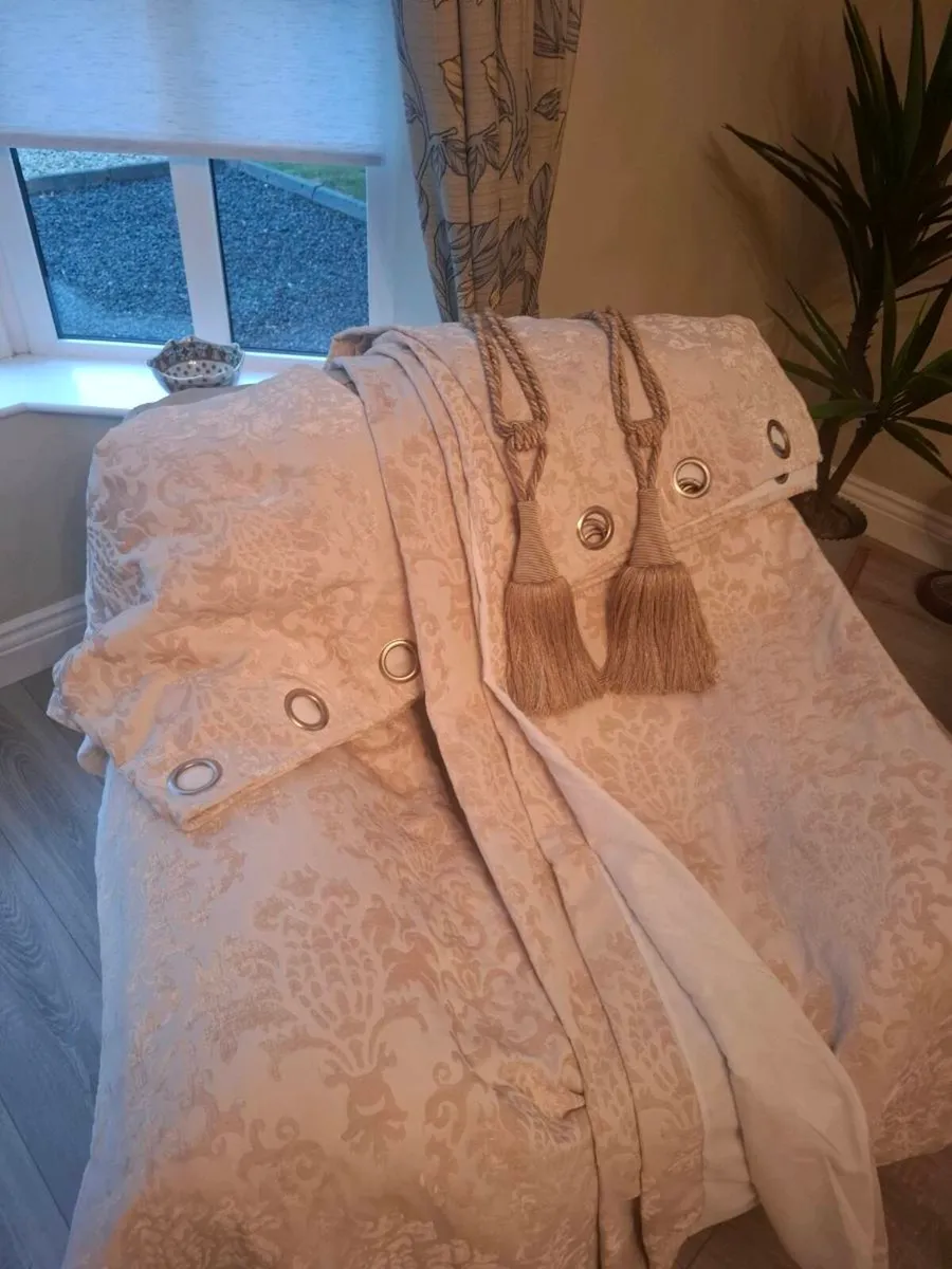 Curtains - Image 2