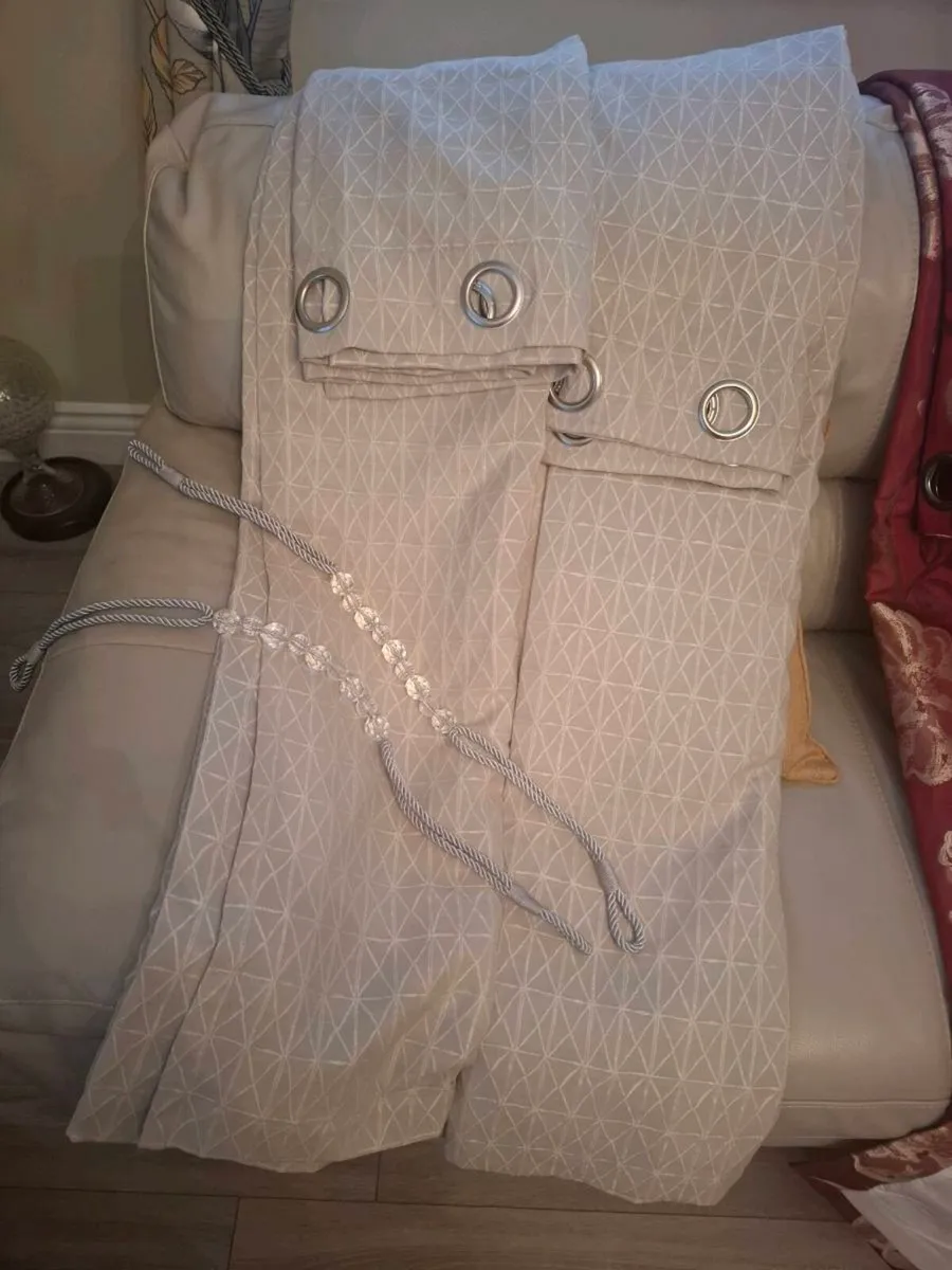 Curtains - Image 2