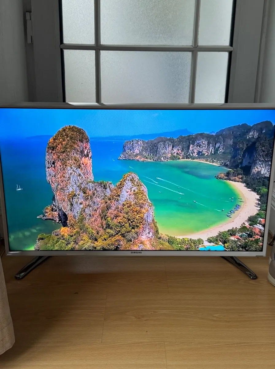 Samsung Smart TV High Definition  32” - Image 1