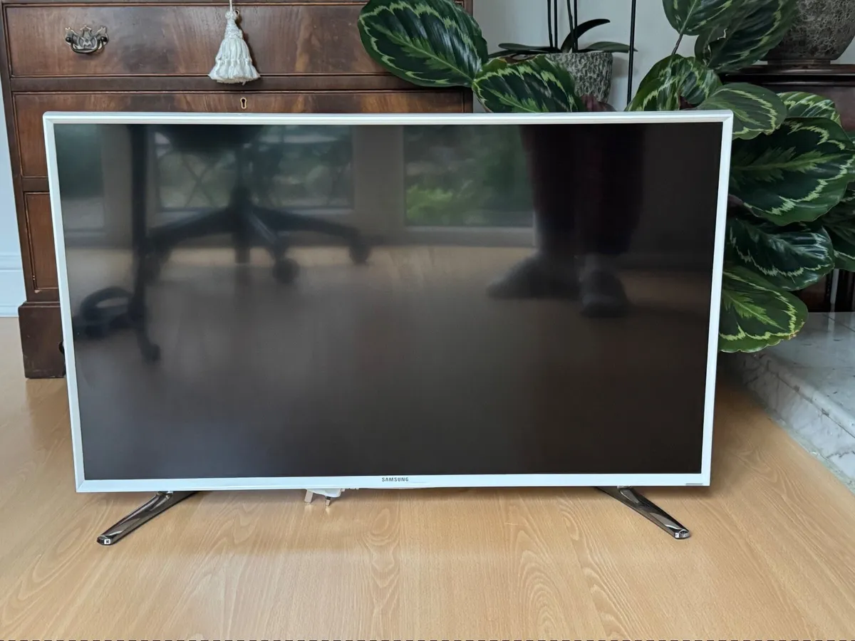 Samsung Smart TV High Definition  32” - Image 2