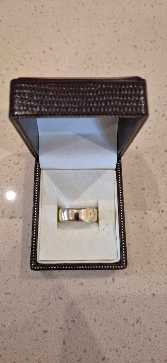 9ct Gold Band - Image 1