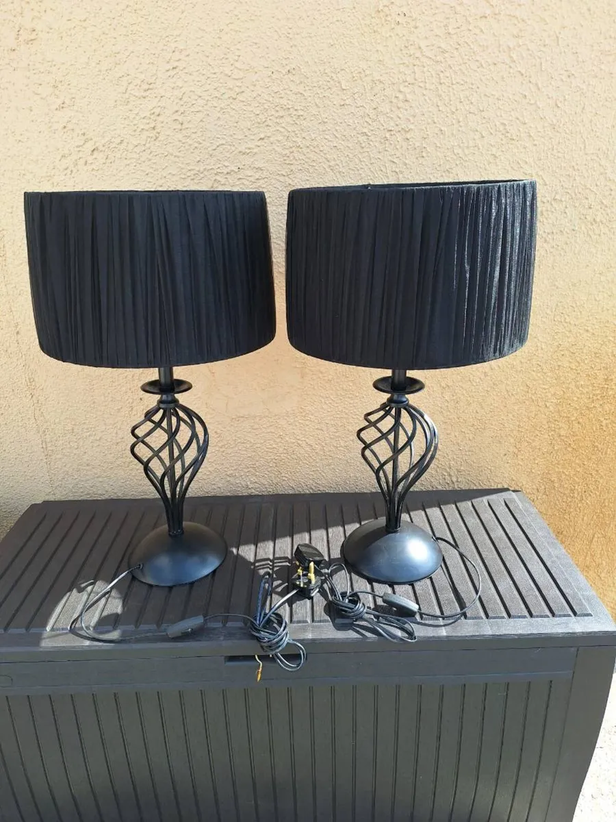 Beautiful pair of matching black table lamps - Image 1