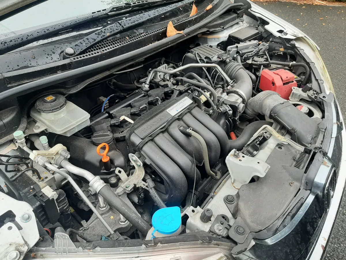HONDA FIT 2015 HYBRID AUTOMATIC LOW KM - Image 2