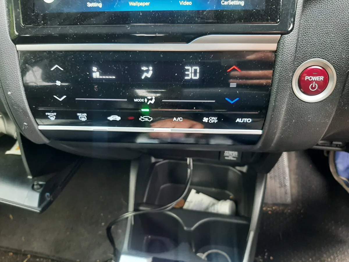 HONDA FIT 2015 HYBRID AUTOMATIC LOW KM - Image 4
