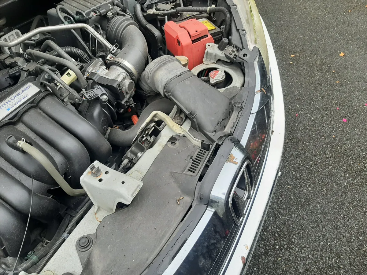 HONDA FIT 2015 HYBRID AUTOMATIC LOW KM - Image 3