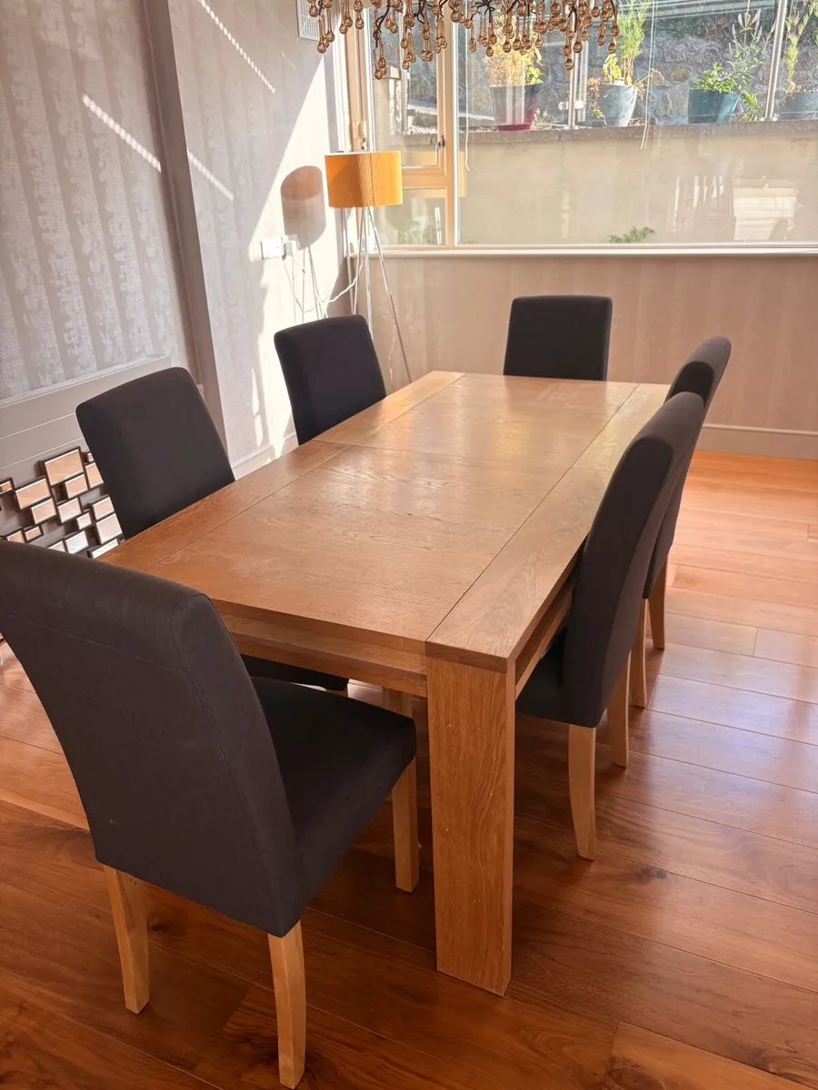 Solid oak dining table and 6 chairs - Image 3