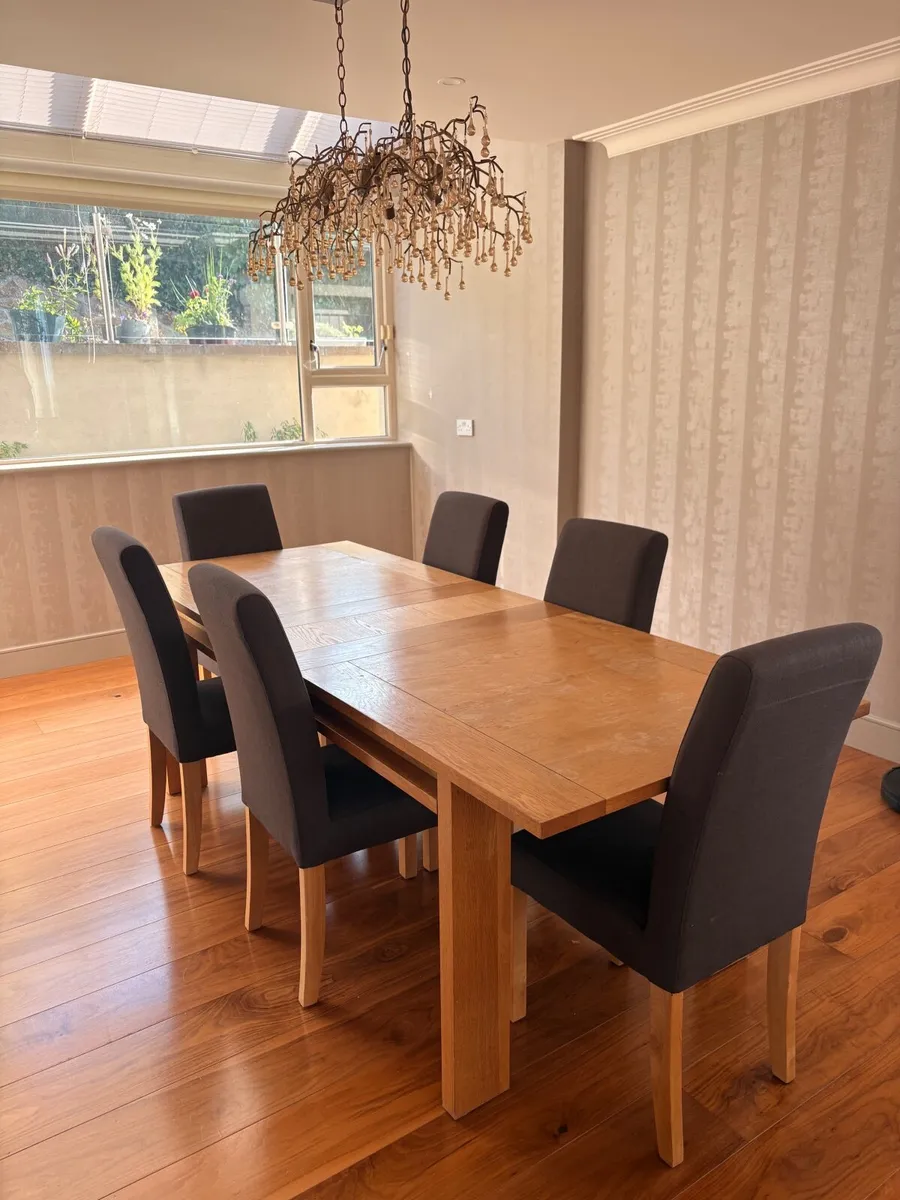 Solid oak dining table and 6 chairs - Image 1