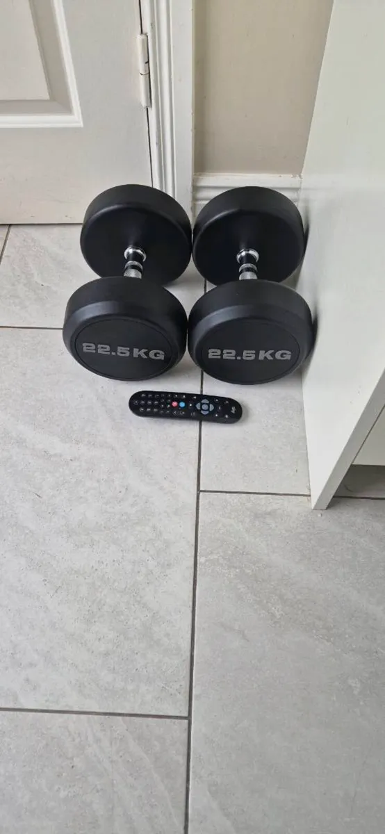 Brand new 2x22.5kilo rubber coated dumbbells - Image 4