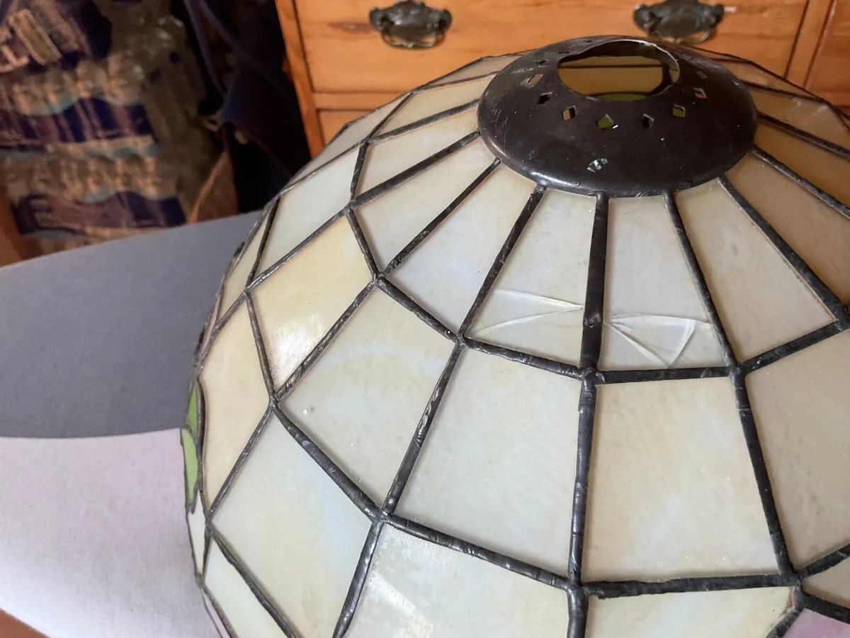 Pair of Tiffany style heavy light shades - Image 1