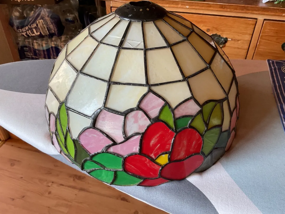 Pair of Tiffany style heavy light shades - Image 2