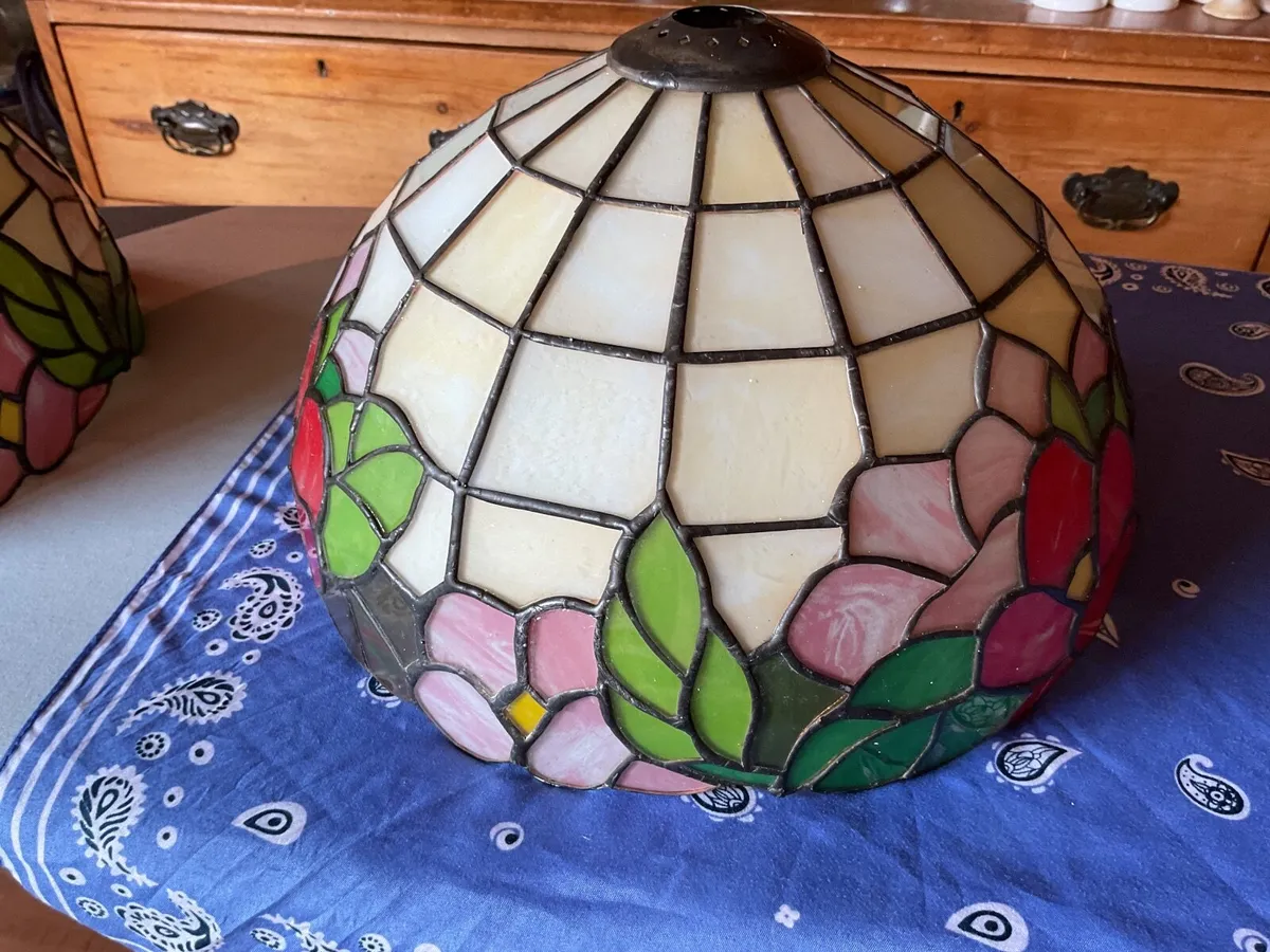 Pair of Tiffany style heavy light shades - Image 4