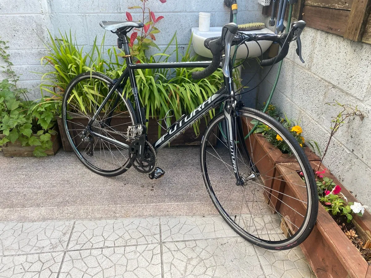 Futura monza 22 inch frame 700x25c wheels - Image 2
