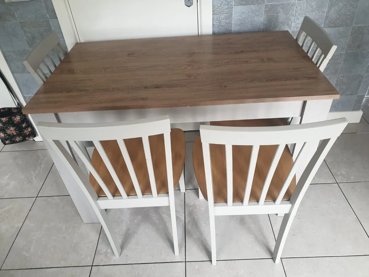 Table and chairs - Image 1