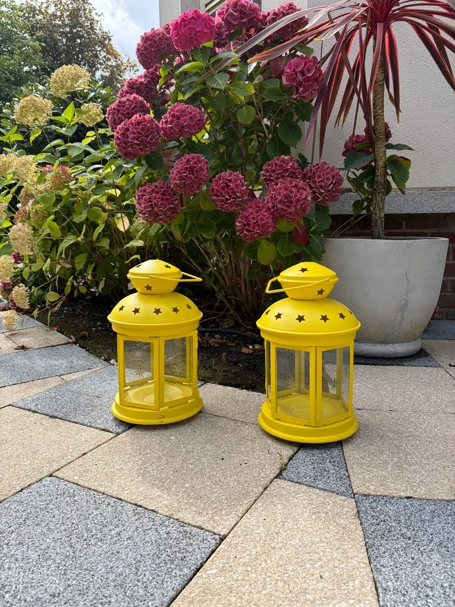 Set of yellow lanterns - Image 1