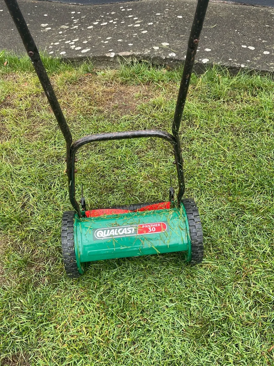 Hand push lawn mower - Image 1