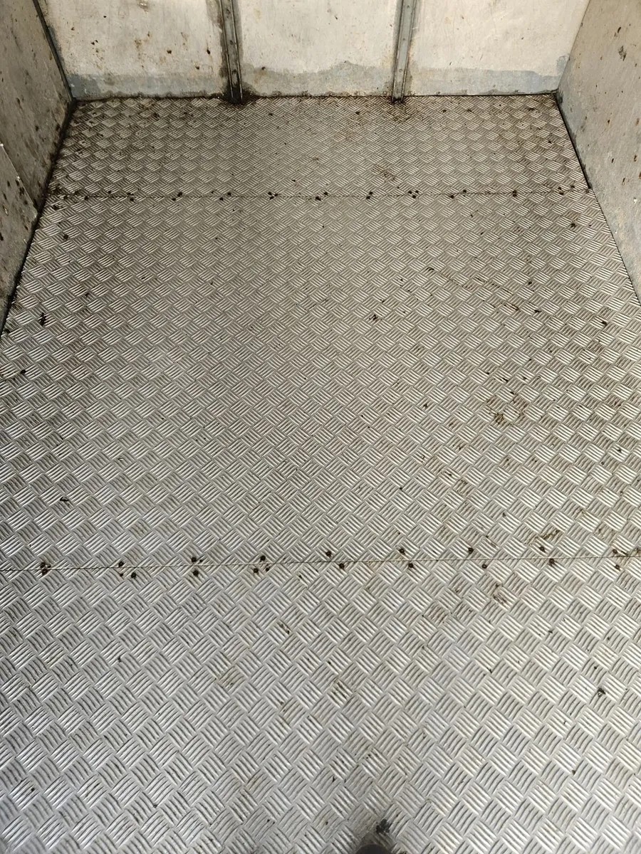 Cattle box - Image 4