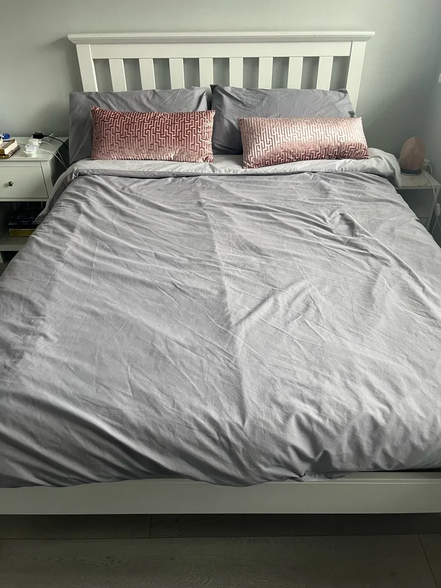 White wooden Double bed mattress included - Image 1