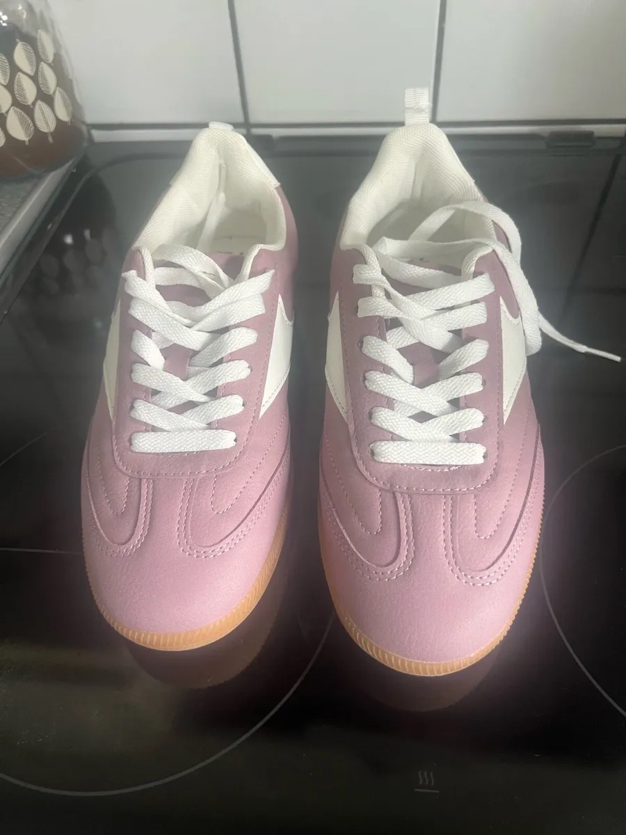 Ladies new trainers size 6€10 - Image 1