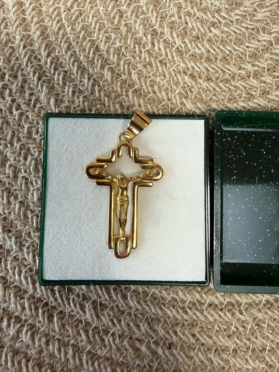 18ct Gold Crucifix - Image 1
