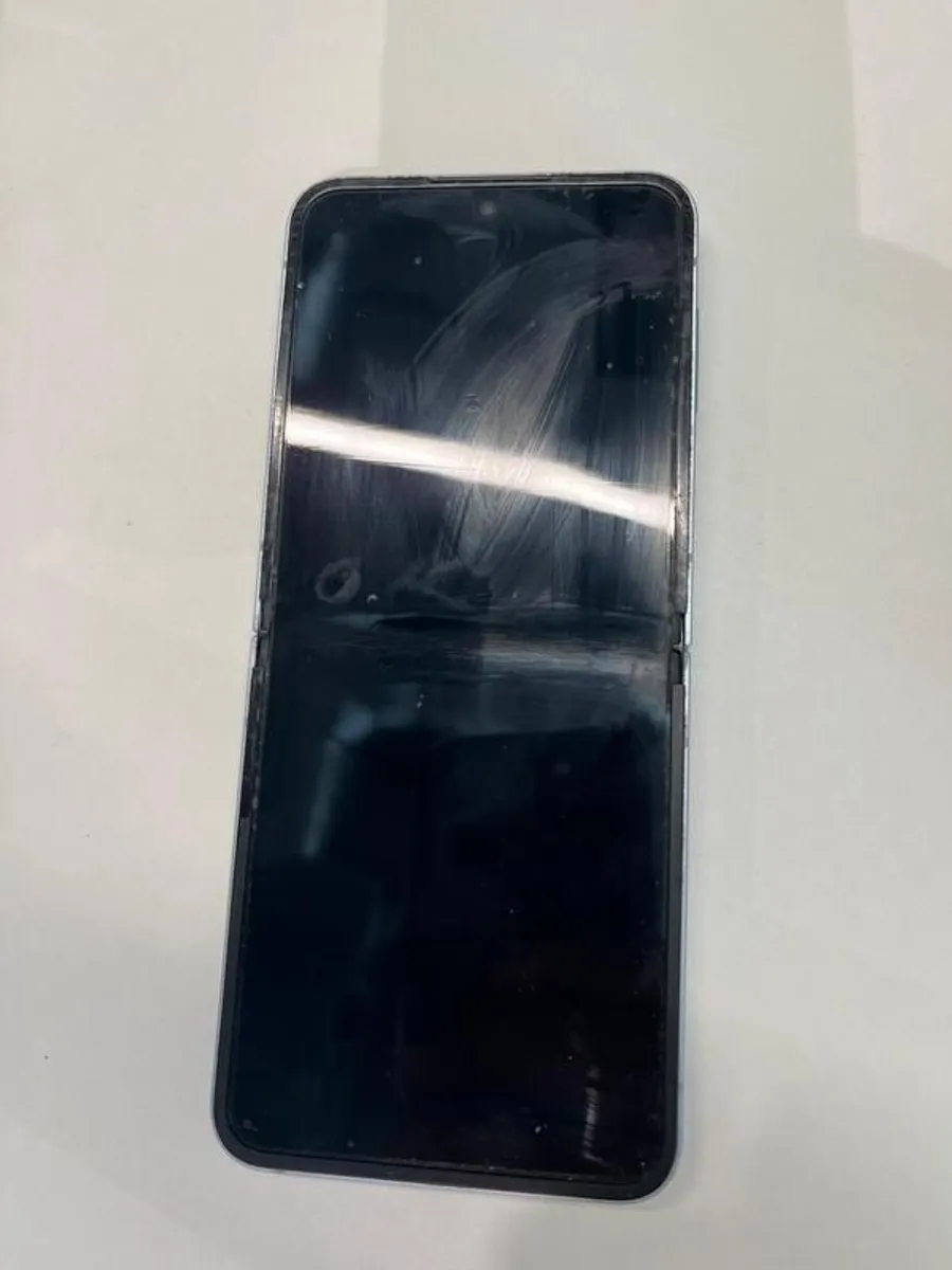 Samsung Galaxy Z Flip6 - Excellent Condition (Well Cared For) - Image 2