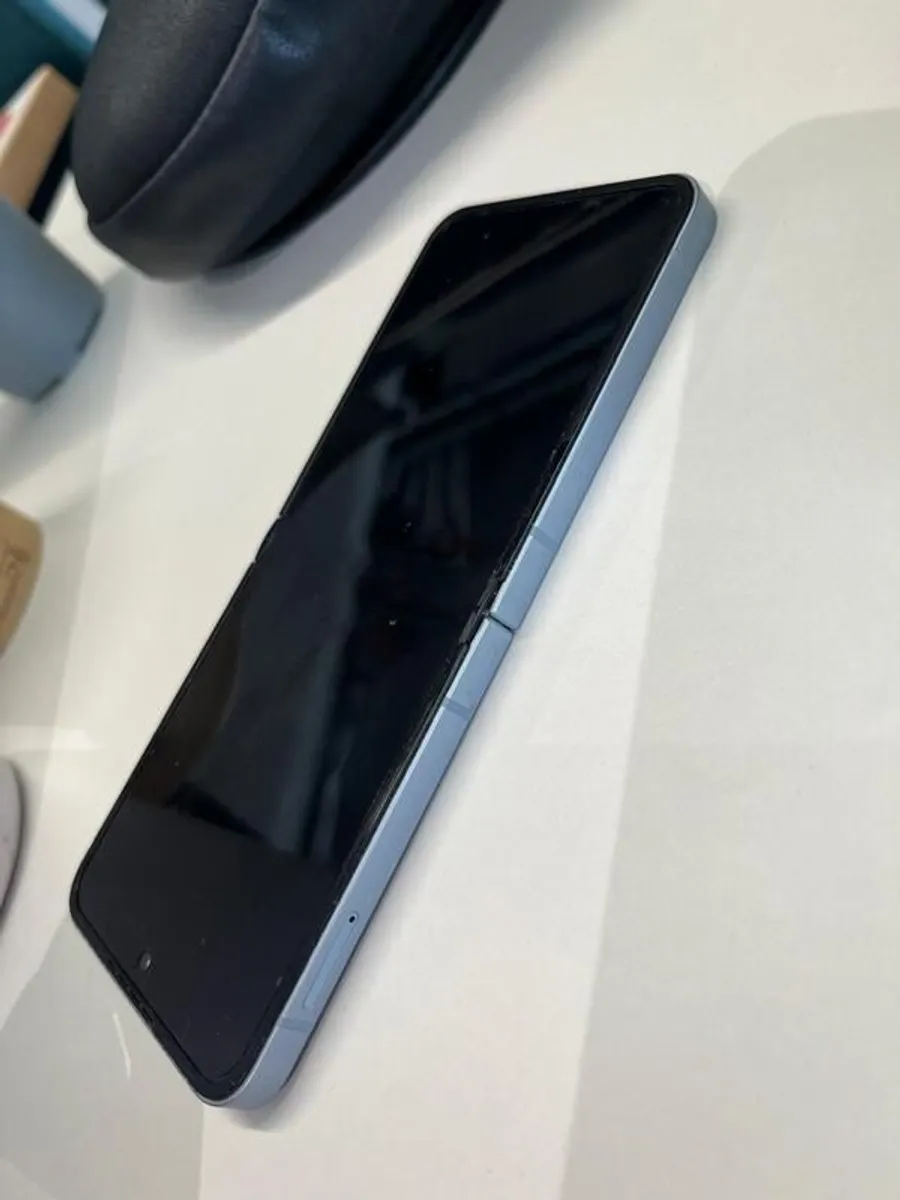 Samsung Galaxy Z Flip6 - Excellent Condition (Well Cared For) - Image 3