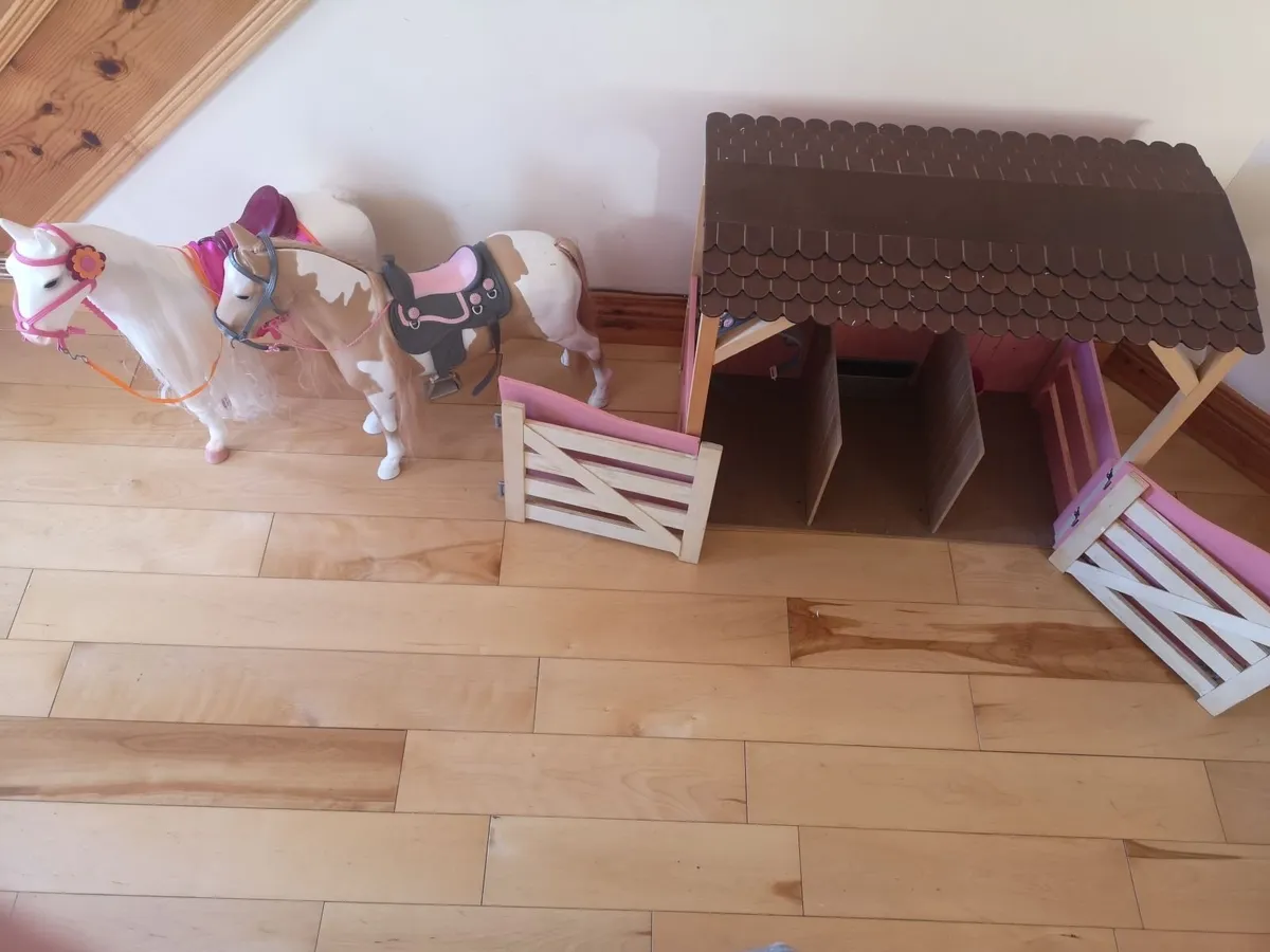 Our generation toy stables and horses - Image 1