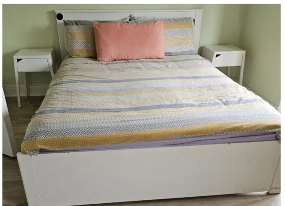 Kingsize bedframe and bedside tables - Image 2