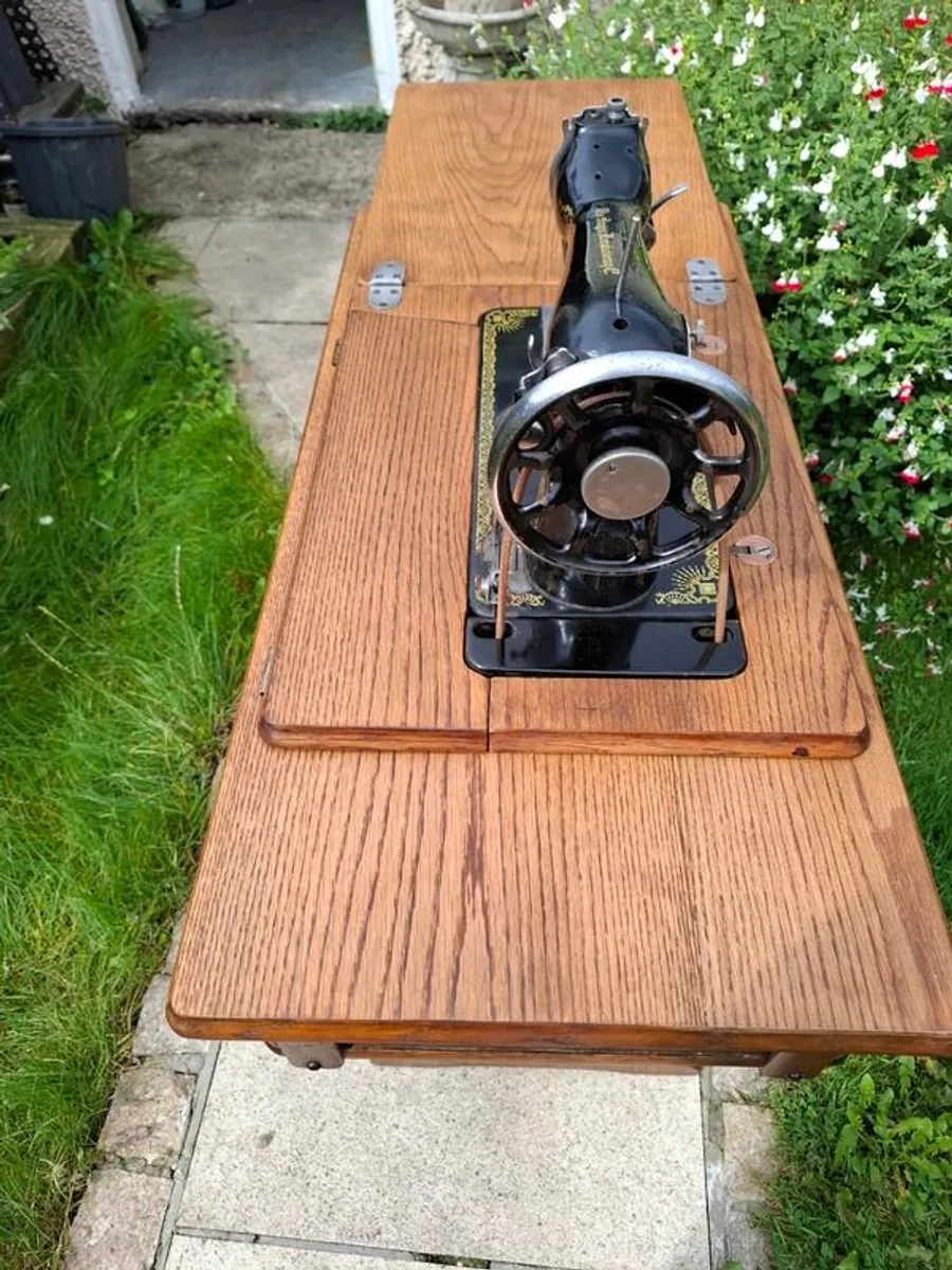 Vintage Singer Sewing Machine - Image 3