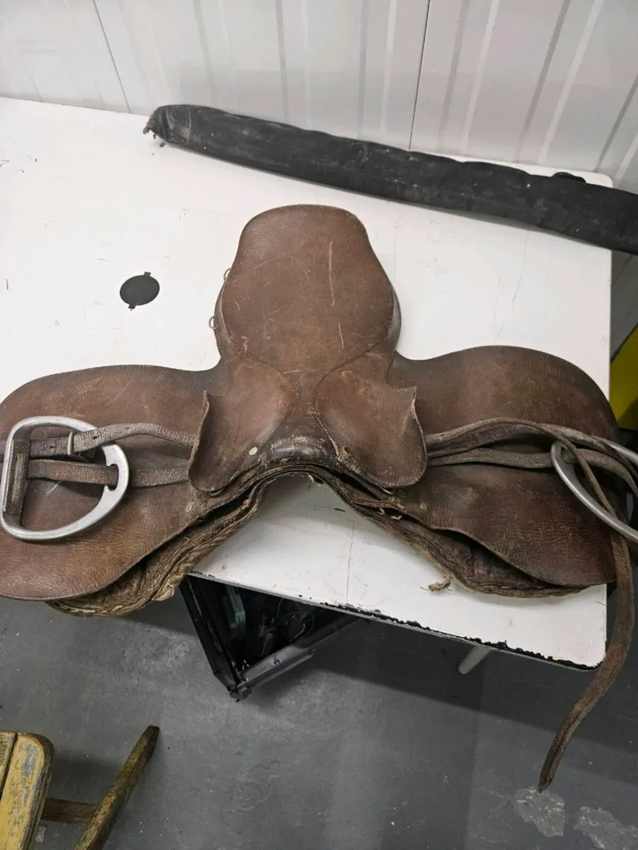 Vintage leather saddle - Image 1