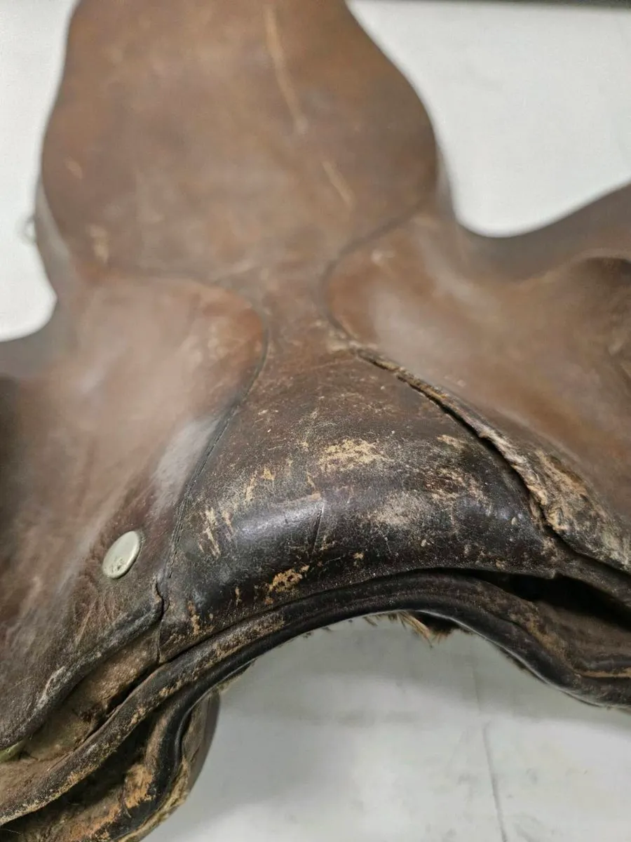 Vintage leather saddle - Image 2