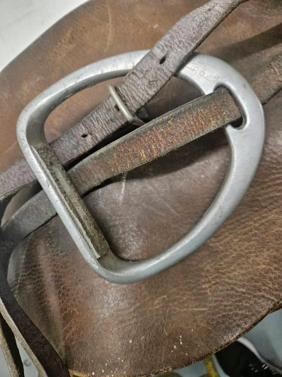 Vintage leather saddle - Image 3