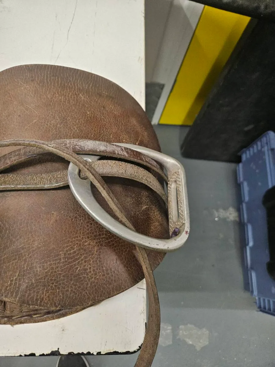 Vintage leather saddle - Image 4
