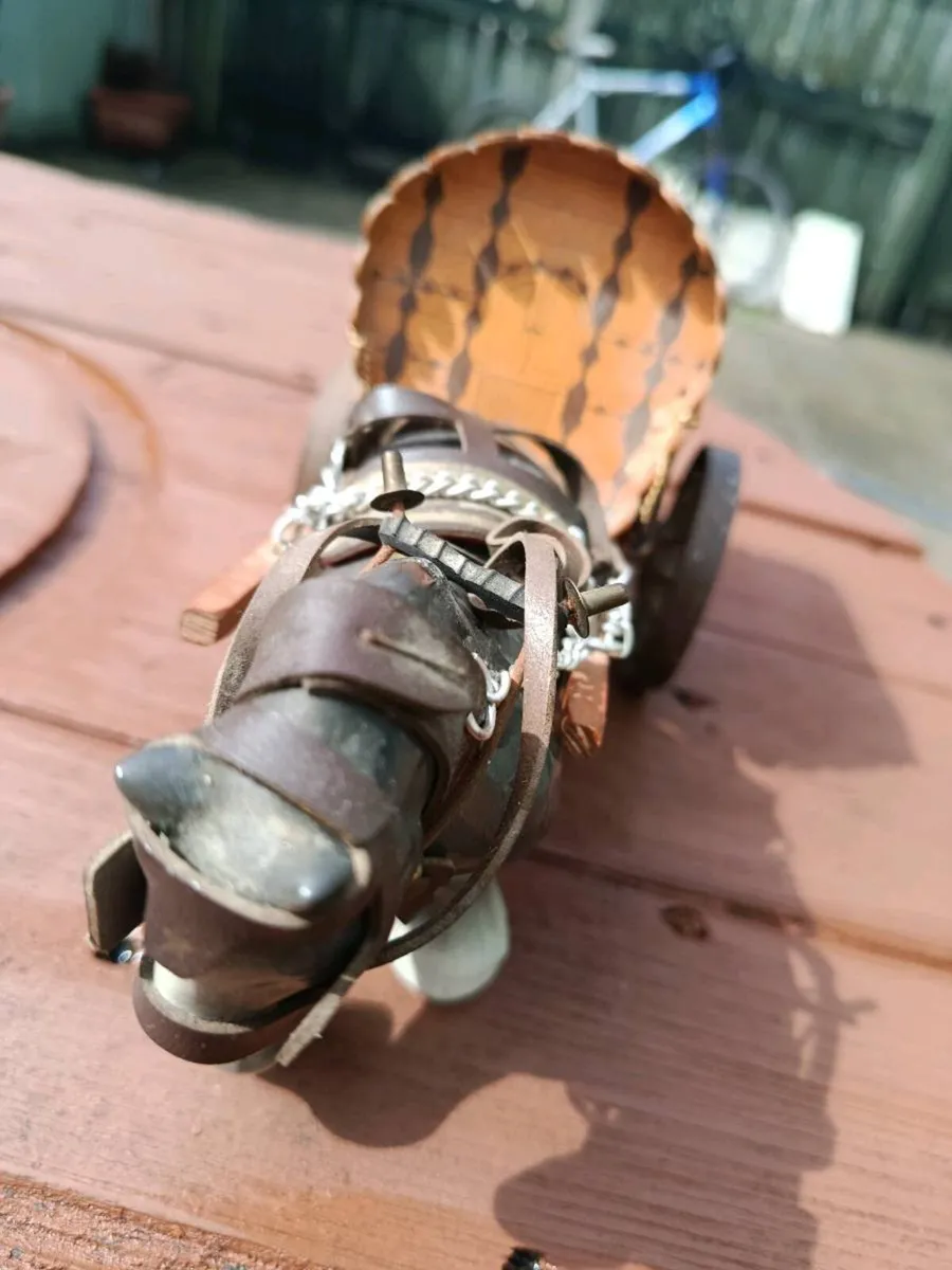 Gypsy wagon and porcelain horse - Image 3