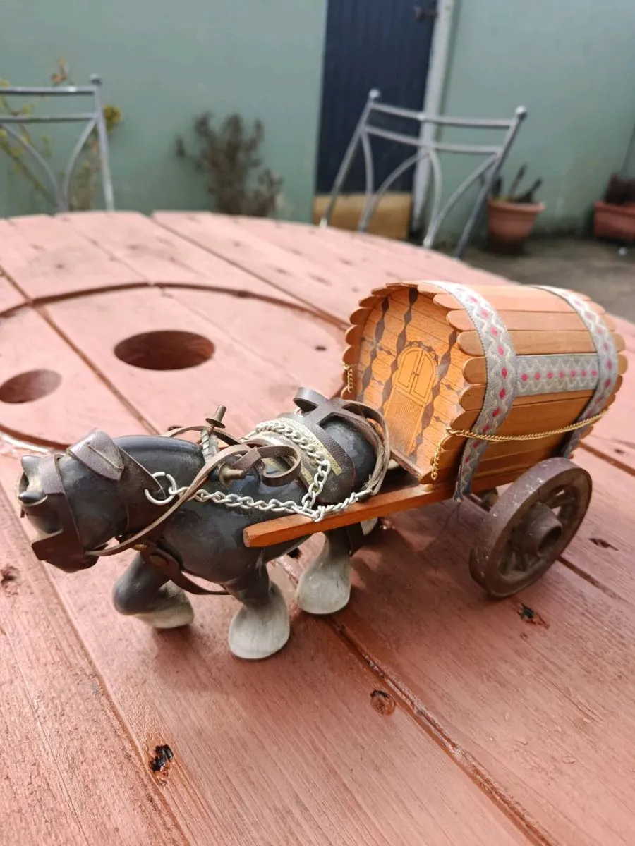 Gypsy wagon and porcelain horse - Image 1