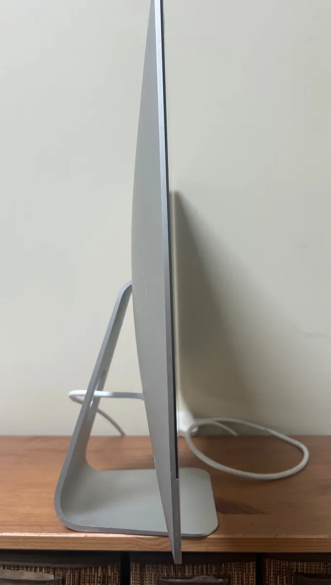 iMac 21.5" (Late 2015) Core i5 / 8GB RAM / 1TB HDD - Image 2