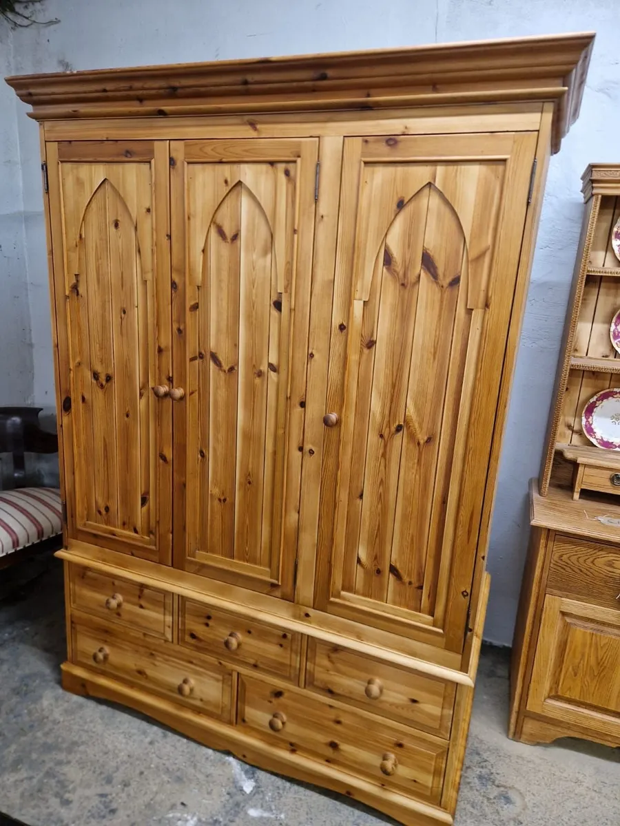 Vintage 3 door pine wardrobe - Image 1