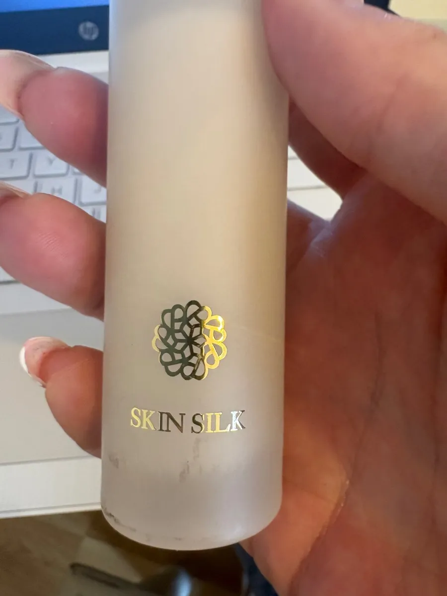 Makeup- Lisa & co cosmetics skin silk - Image 1