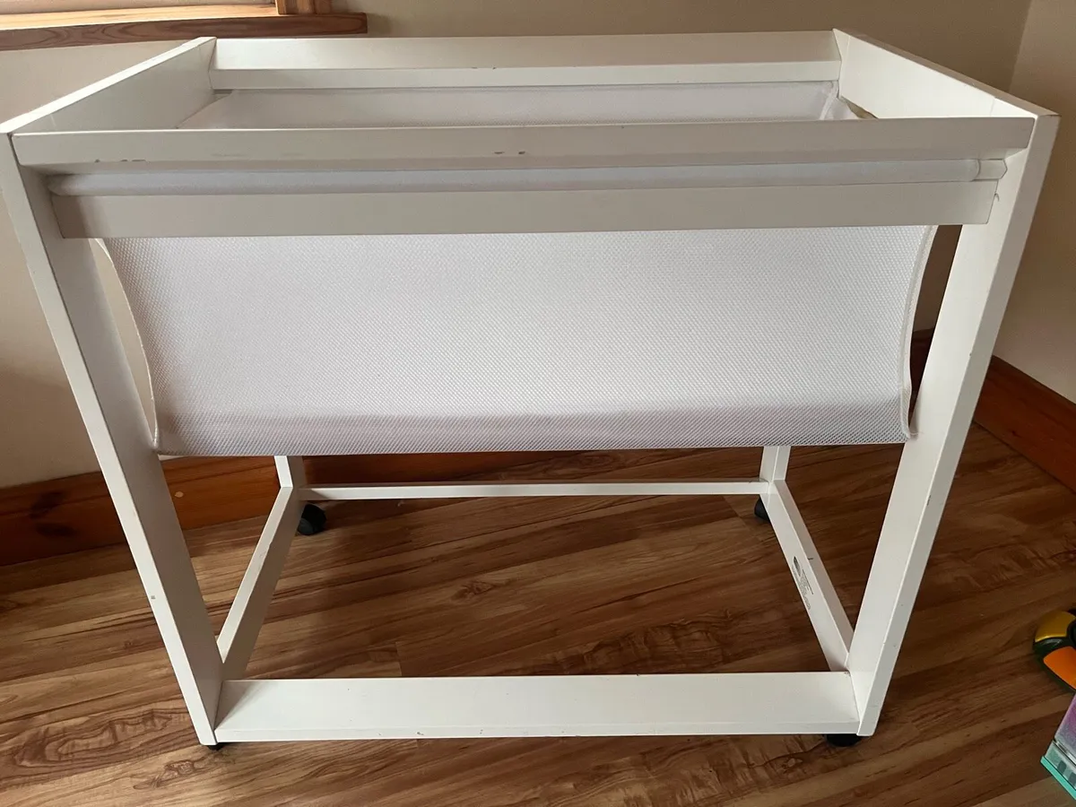 Baby wooden bassinet with wheels - Image 1