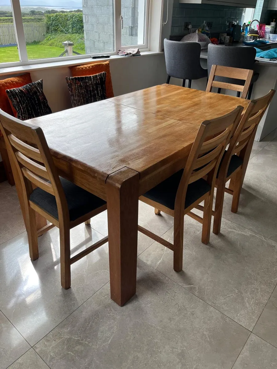 Kitchen table set. - Image 1