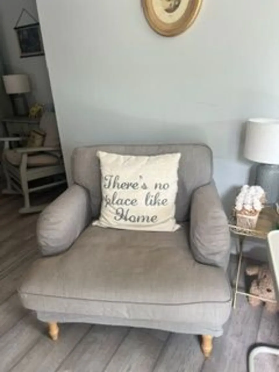 Gorgeous Suite Of Furniture (Seats 5) - Image 1