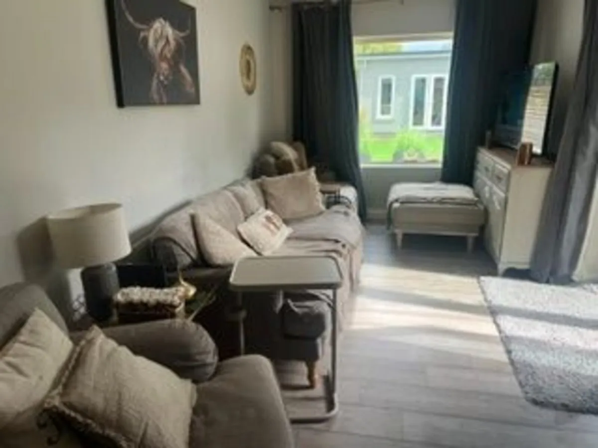 Gorgeous Suite Of Furniture (Seats 5) - Image 2