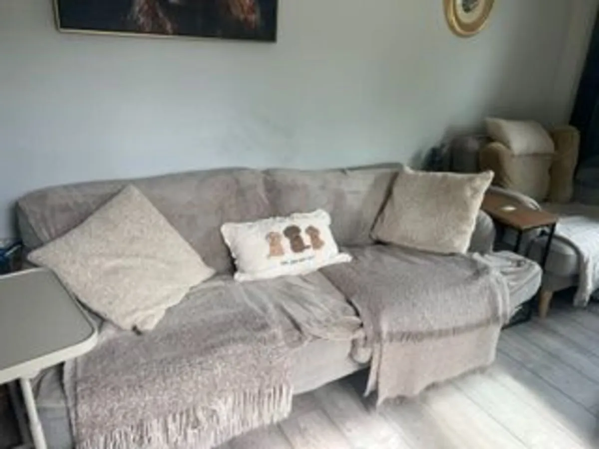 Gorgeous Suite Of Furniture (Seats 5) - Image 3