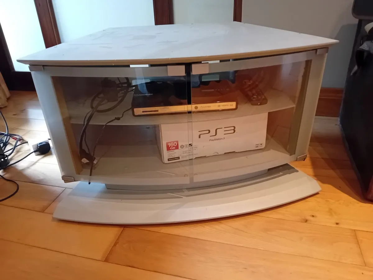TV stand - Image 1