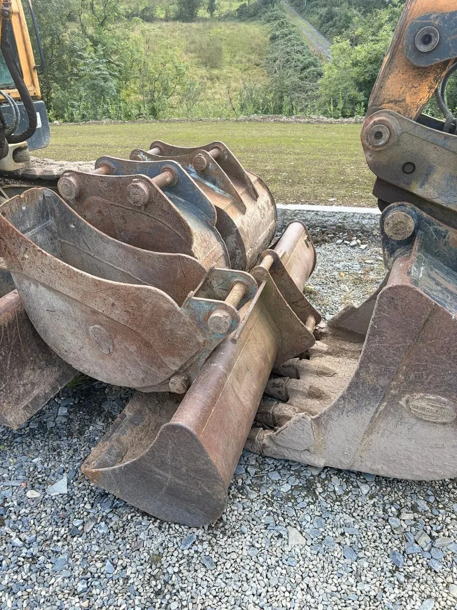 2012 Hyundai R80CR-9 Excavator - Image 2