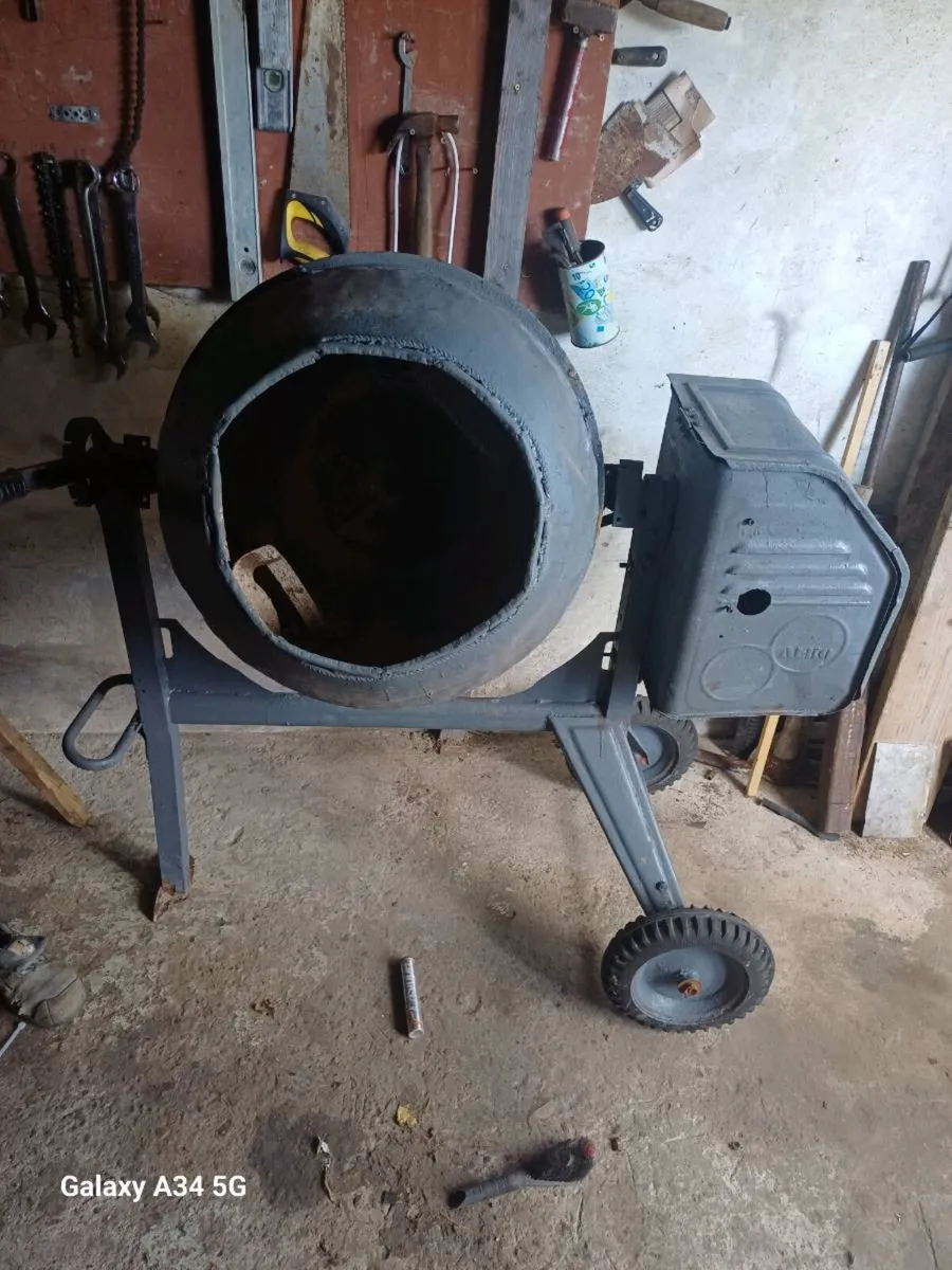 Cement mixer - Image 1