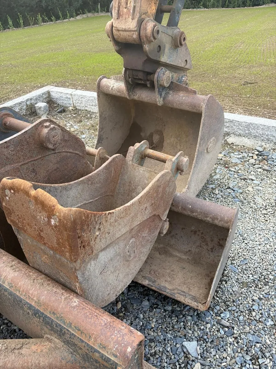 2012 Hyundai R80CR-9 Excavator - Image 3