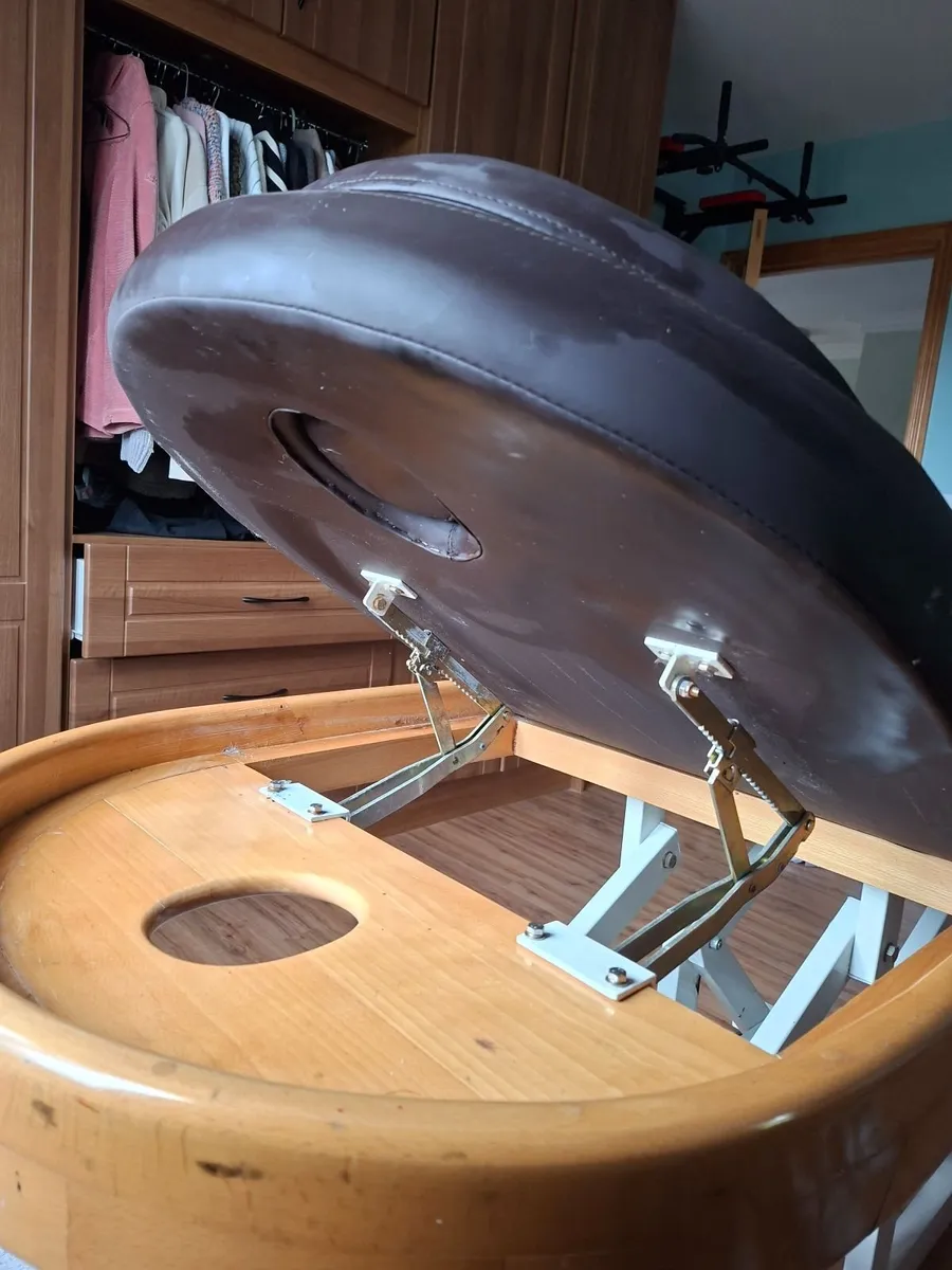 Massage/tattoo bed - Image 2