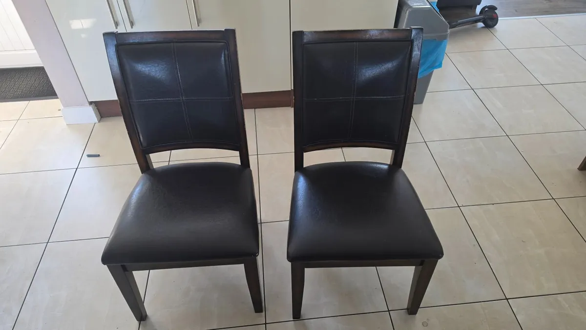 Table and  chairs - Image 1