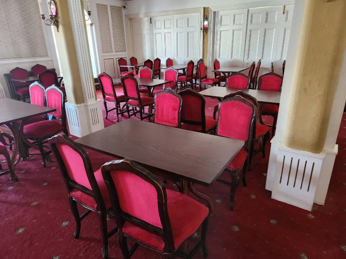 Table and chairs - Image 4
