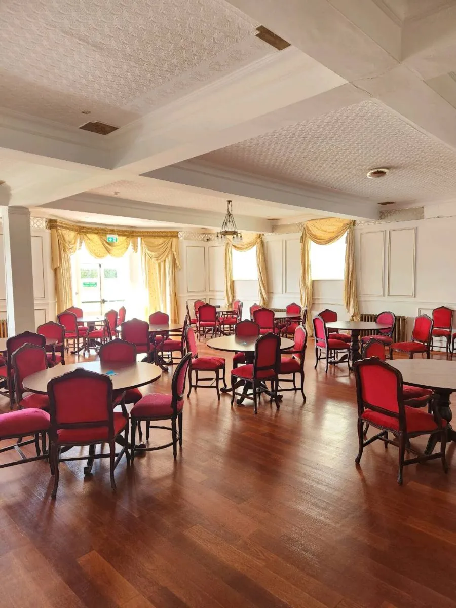 Table and chairs - Image 1